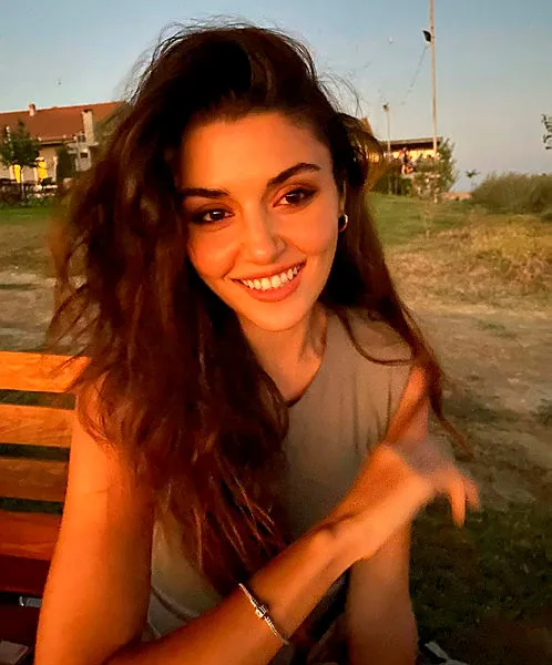 hande-ercel-bazlama-surat-davasini-kazandi-alacagi-tazminat-1623162345953.jpg Hande Erçel 'Bazlama surat' davasını kazandı! Alacağı tazminat… - 3