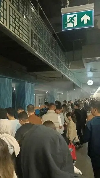 CHP’li İmamoğlu’na vatandaşlardan büyük protesto! Metro istasyonu dumanlarla kaplandı