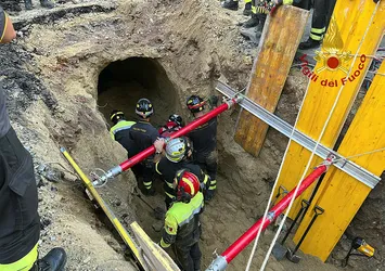 Roma'da görenleri şaşkına çeviren soygun girişimi! Kazdığı tünelin altında kaldı