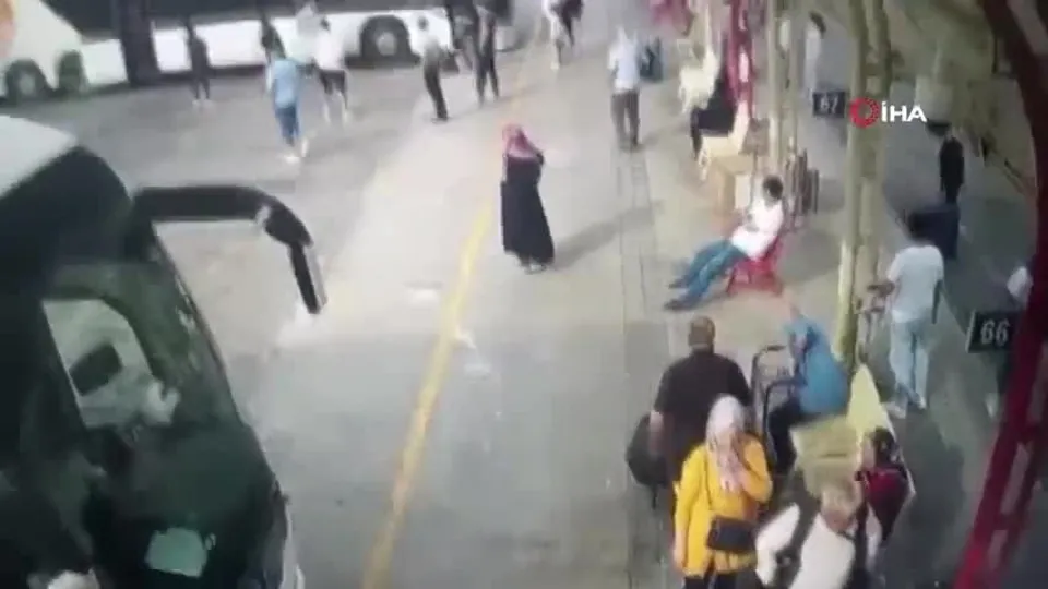 Otobüs beklerken kavga ettiler! Kalp krizi ikisini de aynı anda yakaladı