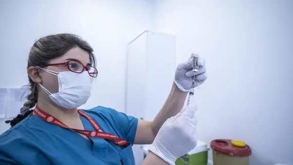 Son dakika: Sağlık Bakanlığı yeni aşı yaşını açıkladı! Aşı yaşı kaça indi? Kaç yaşındakiler koronavirüs aşısı olabilecek?