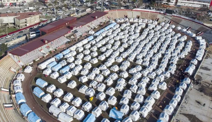 Kahramanmaraş 12 Eylül Stadyumu çadır kente dönüştürüldü! Depremzedelerin tüm ihtiyaçları burada karşılanıyor