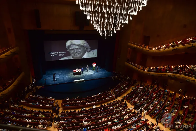 Cüneyt Arkın'ın cenazesinde tepki çeken hareket: "Burası manzara değil" 3