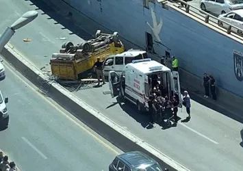 Ankara'da feci kaza: Hafriyat kamyonu alt geçitteki otomobilin üzerine düştü