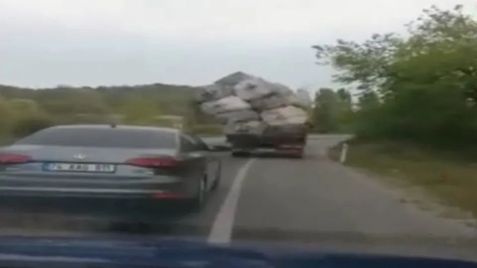 Yolda gören telefona sarıldı! O anlar kamerada