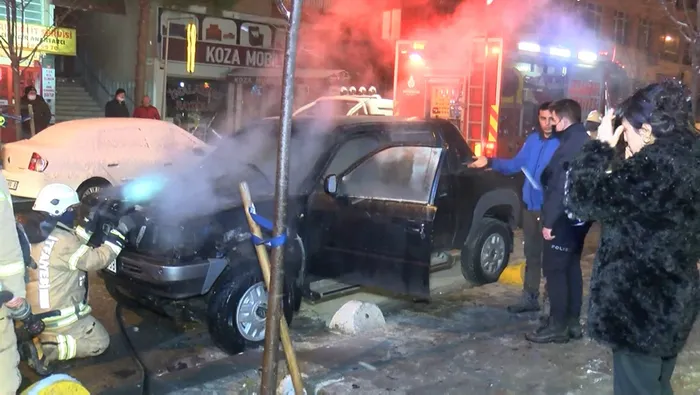 Son dakika: Kadıköy'de park halindeki pikap alev alev yandı - 2