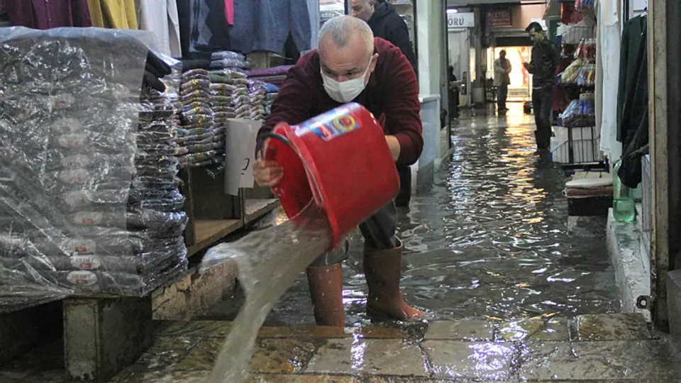 İzmir'de esnafı çileden çıkaran olay! Yağış sonrası esnafın ekmek teknesi sular altında kaldı