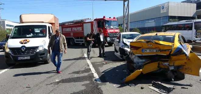 Sancaktepe’de kaputu açılan taksi trafiği birbirine kattı! 3 araç kazaya karıştı: 8 yaralı