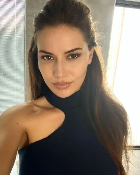 fahriye evcen makyajsiz paylasimiyla sosyal medyayi salladi
