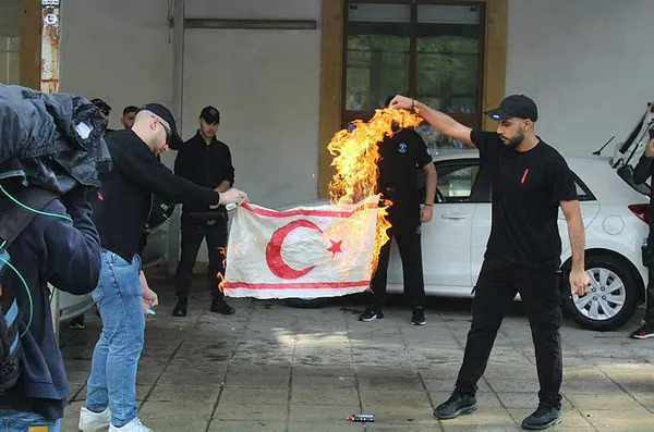 Dışişleri Bakanlığından KKTC bayrağını yakan Rumlara sert tepki - 1