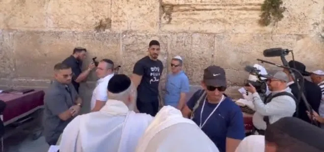 Teröristbaşı FETO’nun manevi oğlu Enes Kanter ağlama duvarında Yahudilerle dua etti