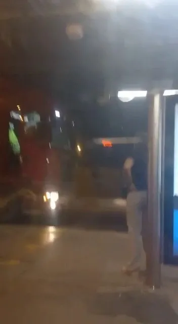istanbulda-saskina-ceviren-goruntuler-metrobus-beklerken-tir-geldi-1656678468614.jpg İstanbul’da şaşkına çeviren görüntüler! Metrobüs beklerken tır geldi - 2