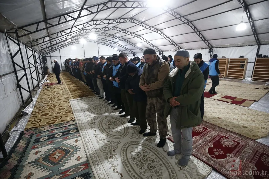 Tüm Türkiye depremde vefat edenler için ellerini semaya kaldırdı 19