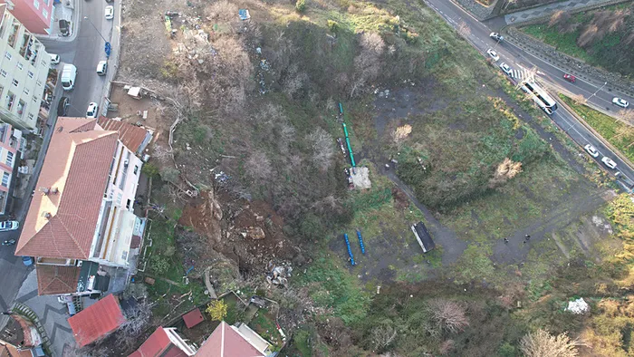 uskudarda-toprak-kaymasi-nedeniyle-2-bina-tahliye-edildi-1739517350940.jpeg Üsküdar'da toprak kaymasının yaşandığı binalar tahliye edildi (DHA)