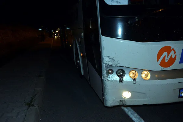 Kahramanmaraş'ta feci kaza! Yolcu otobüsüyle çarpışan otomobil sulama kanalına devrildi - 1