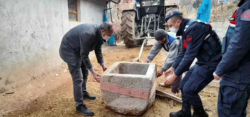 Tarlada bulduğu 1200 yıllık taş vaftiz teknesini satmaya çalışırken yakalandı