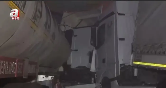 sanliurfada-zincirleme-felaket-7-tir-birbirine-girdi-2-yarali-a-haber-bolgede-1767287708589.jpg A Haber muhabiri Mehmet Geçgel, kaza bölgesine giderek son gelişmeleri aktardı. (Ekran görüntüsü)