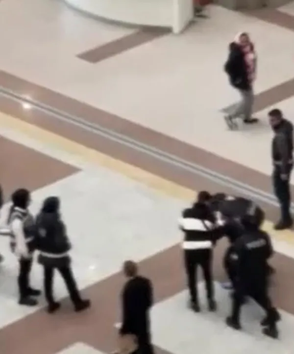 caglayandaki-istanbul-adliyesinde-hareketli-dakikalar-1708008811834.jpeg Çağlayan’daki İstanbul Adliyesi’nde hareketli anlar! Hakimliğe sevk edilen şahıs kaçmaya çalıştı - 1