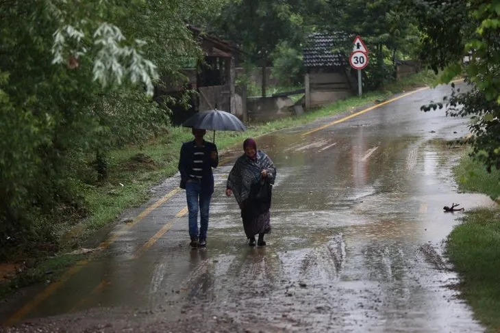Sağanak yağış Düzce'de hayatı felç etti! Batı Karadeniz'de sel ve heyelan tehlikesi