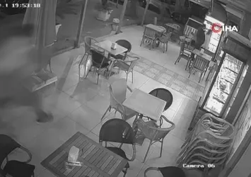 Pastanede dehşet anları: Elinde bıçakla müşterilere saldırdı