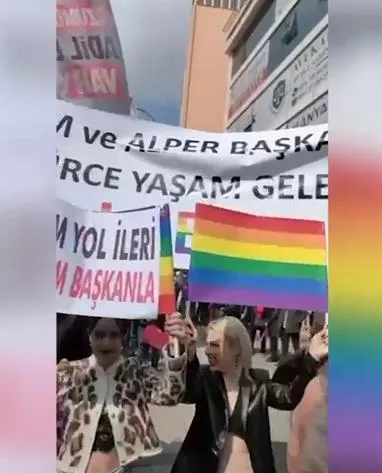 llgbtliler-secim-oncesi-imamogluna-destek-icin-sahaya-indi-istihdam-sozu-ve-escinsel-evliliklere-yesil-isik-ya-1710688569439.jpeg LGBT'liler seçim öncesi İmamoğlu için sahada! | İmamoğlu'ndan 'istihdam sözü' ve eşcinsel evliliklere skandal destek... - 4
