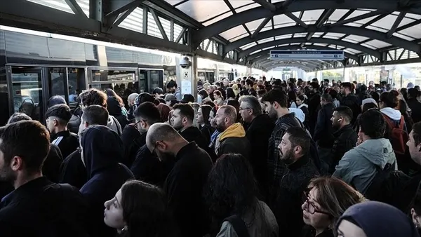 1707718268256.jpeg İstanbul'da trafik yoğunluğu yüzde 81'e ulaştı! Metrobüs duraklarında büyük yoğunluk yaşandı - 4