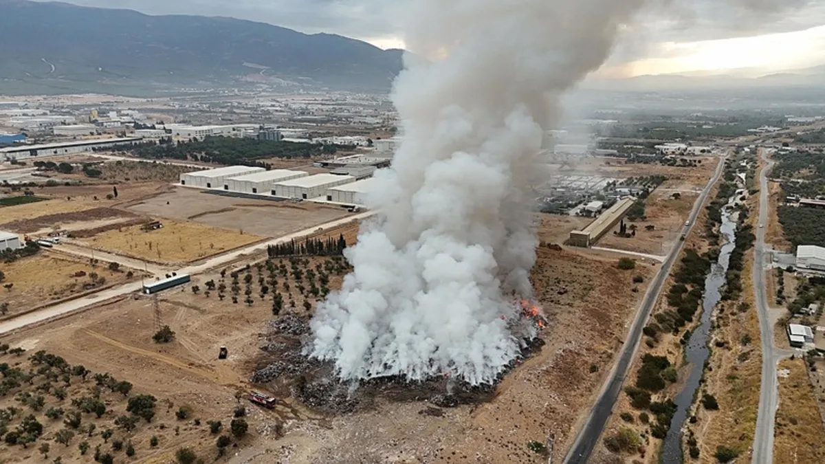 İzmir'de çöp merkezi alevlere teslim oldu! Şehri kötü koku sardı
