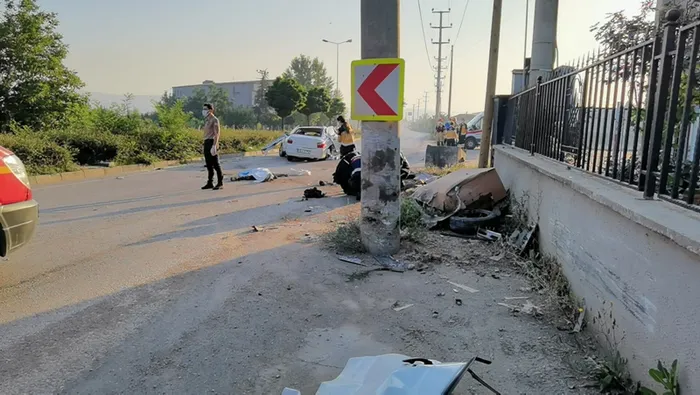 Son dakika: Bursa'da feci kaza! Otomobil, aydınlatma direğine çarptı: 3 ölü, 2 yaralı - 6