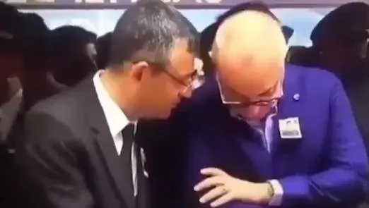 1709416934256.jpeg Özgür Özel'in sırıttığı video sosyal medyada gündem oldu! Arşivler açıldı: Şehit cenazesinde 'Özel' pişkinlik! | Murat Kurum'dan sert tepki - 5