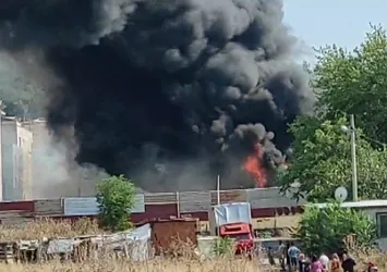 İzmir'de hurda deposunda korkutan yangın! Kısa sürede kontrol altına alındı