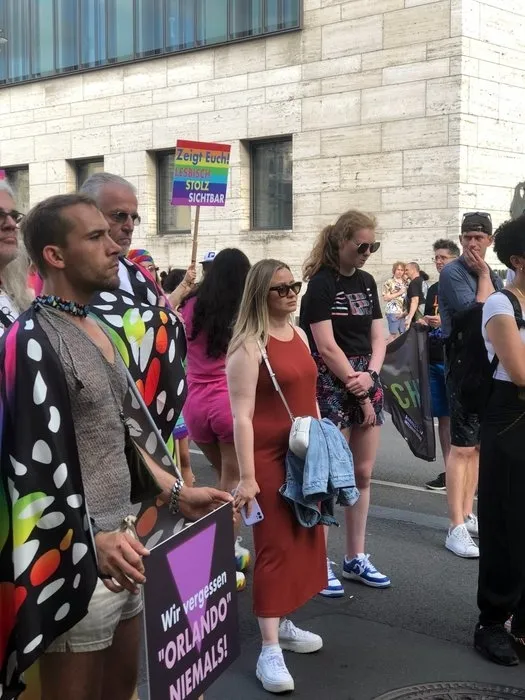 LGBT terörünün "bayrağı" CHP'nin ellerinde! Başdanışman sapıkların yürüyüşünde en önde görüntülendi - 1