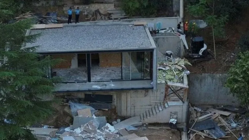 Vaniköy’deki kaçak villa yıkılıyor