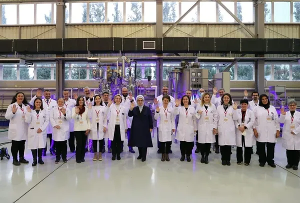 emine-erdogandan-tubitak-marmara-arastirma-merkezine-ziyaret-1638106458642.jpg Emine Erdoğan'dan TÜBİTAK Marmara Araştırma Merkezi'ne ziyaret - 5