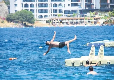 Ümit Karan denizin ortasında şov yaptı! Plajda ilgi odağı oldu