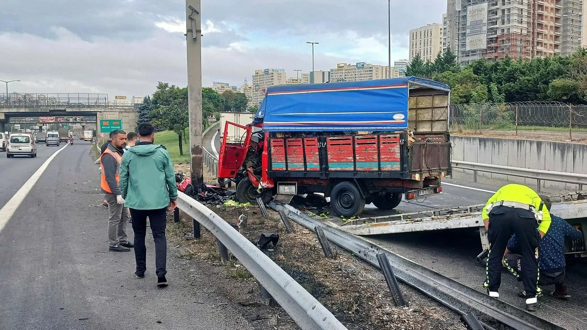 TEM'de kamyonet bariyerlere girdi: 1 yaralı