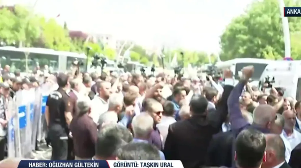 Meclis önünde CHP'liler arasında gerginlik
