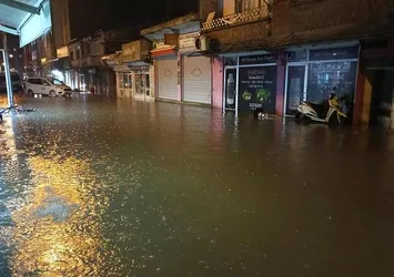 Samsun'da etkili olan yağış nedeniyle caddeler ve dükkanlar su altında kaldı