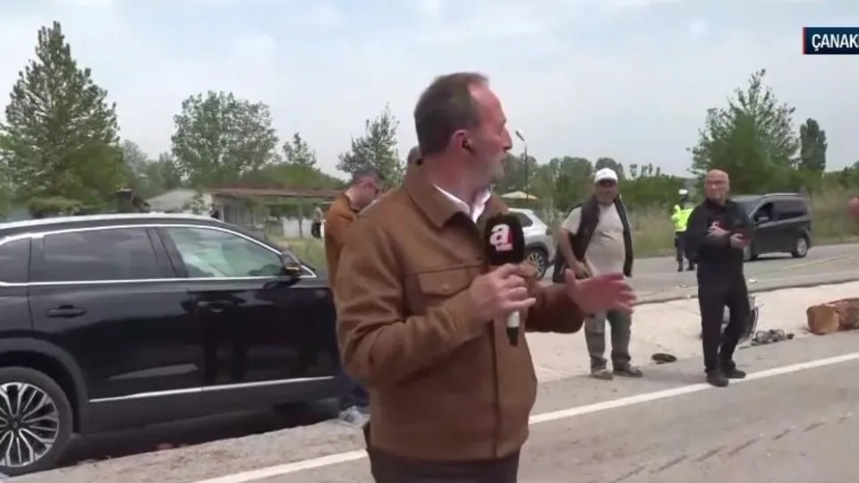 Tomruk yüklü kamyon otomobil ve otobüse çarptı!