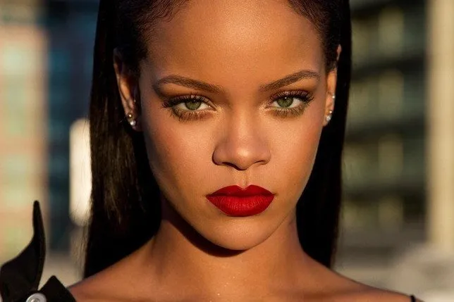 Rihanna Cikardigi Fenty Beauty Markasiyla Satis Rekorlari Kirdi