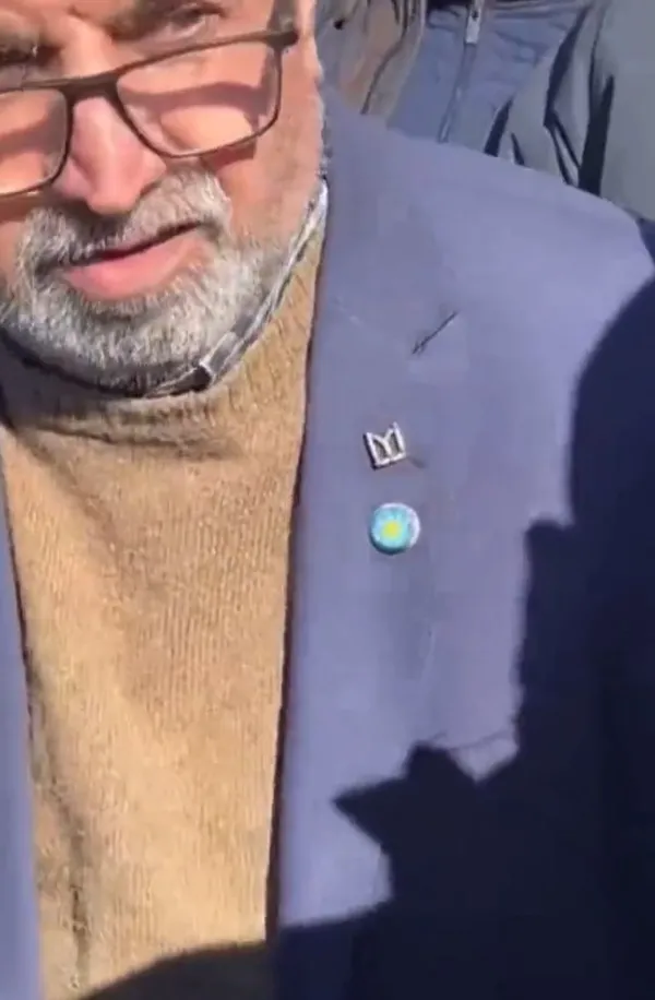 Enkaz başında ’İYİ’ tiyatro! Parti rozetiyle Akşener’e devleti kötüledi! Diğer depremzedeler tepki gösterdi: Manipülasyon yapıyorsun