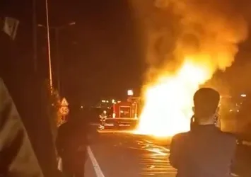 Seyir halindeki otomobil alev topuna döndü