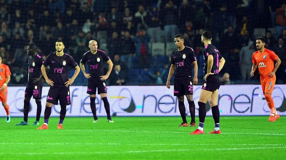Galatasaray, Başakşehir'e yenildi capsler patladı