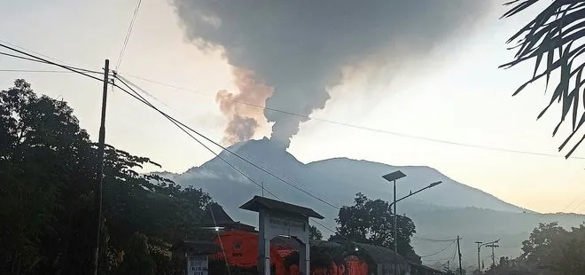 Endonezya’da Lewotobi Laki-laki Yanardağı patladı: 1172 kişi tahliye edildi