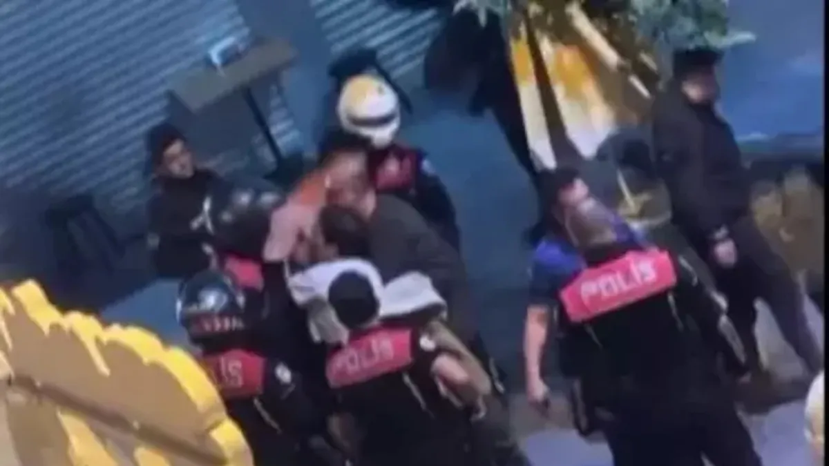 Kavgayı ayıran polis memuruna kafa attı