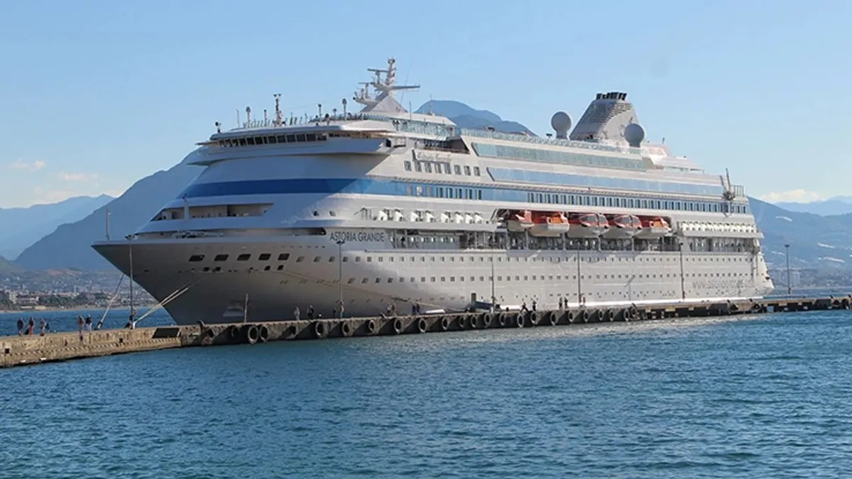 Astoria Grande Alanya Limanı'na demirledi