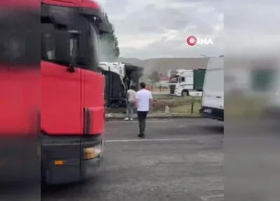 Freni boşalan TIR dehşet saçtı