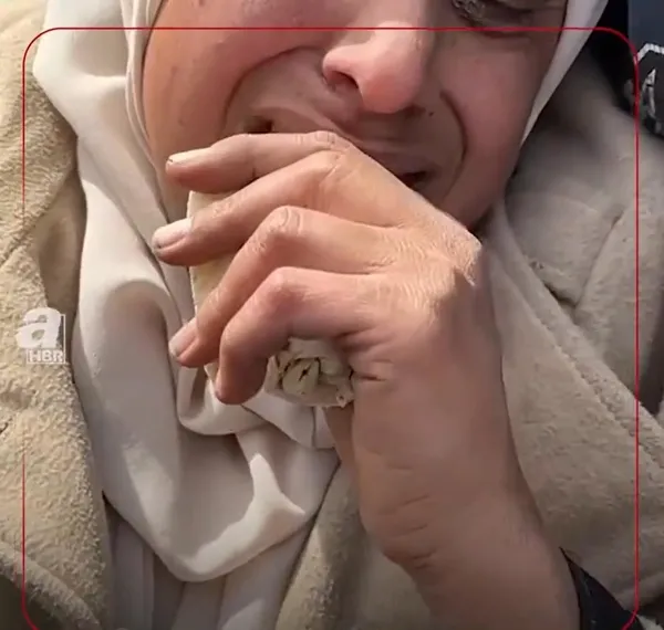 Gazze’de insani felaket! İnsanlığın utanç görüntüleri: Filistinli kadın bir parça ekmeyi görünce gözyaşlarını tutamadı
