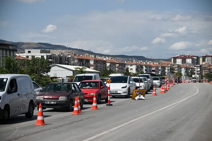 baskentlilerin-cilesi-bitmiyor-yol-calismalari-nedeniyle-olusan-trafik-vatandaslari-isyan-ettirdi-1757775023767.jpeg FOTOĞRAF (AA)