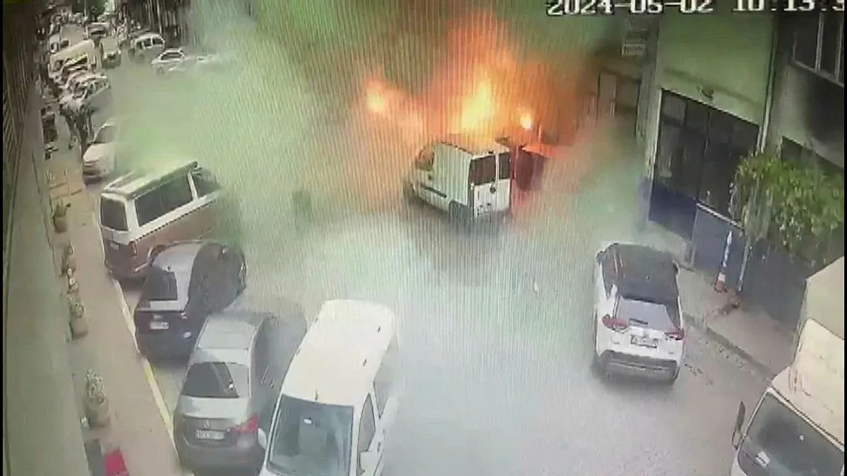 Başakşehir'de bir iş yerinde korkutan patlama! O anlar kamerada