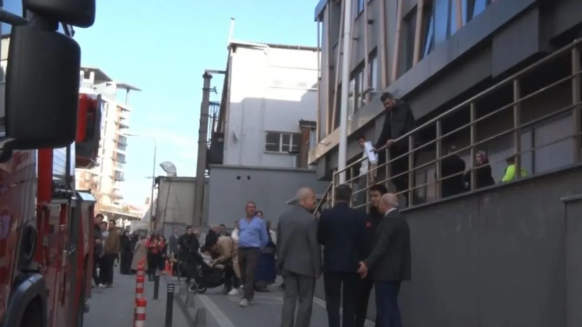 Bayrampaşa Kaymakamlığı'nda yangın! Çalışanlar tahliye edildi